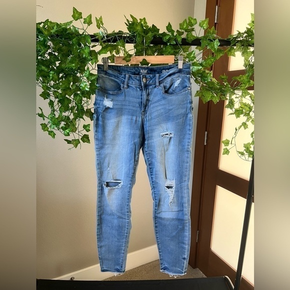 Mid rise Distressed light wash jeggings size 29/8 a.n.a - Picture 1 of 4